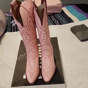 NEW IN BOX DINGO EMBROIDERED STUDDED SNIP TOE COWBOY BOOTS SIZE-8.